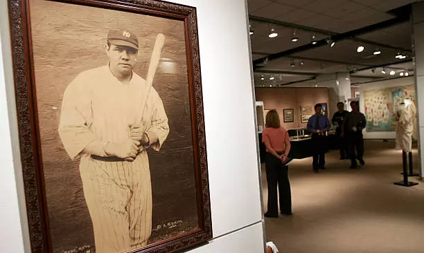 sports memorabilia market