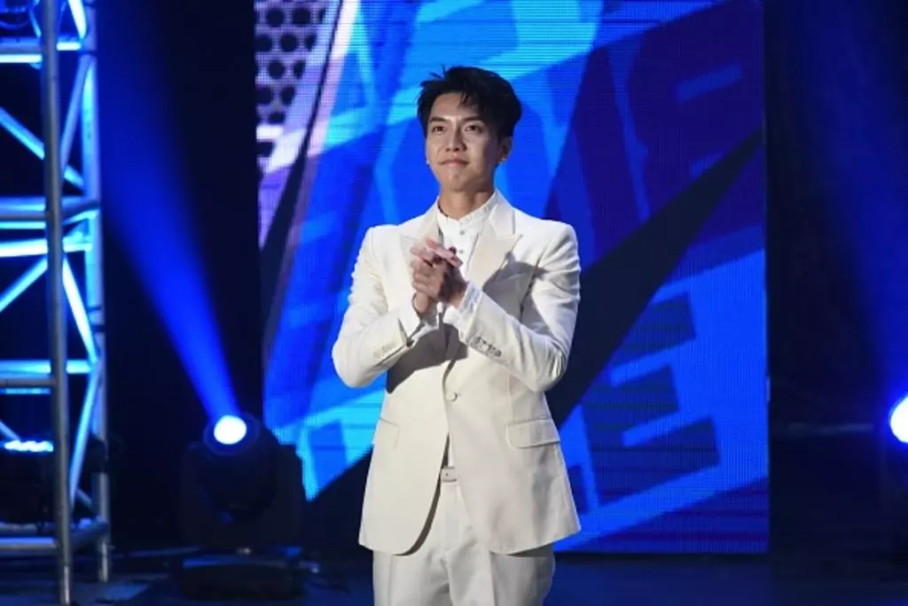 Lee Seung-gi, host of Produce 48, greets fans at an appearance in Taiwan.