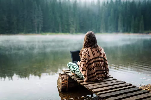 woman living the life of a digital nomad