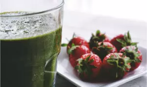Smoothie with spinach and frozen fruits together